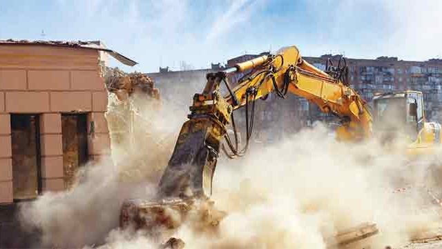 नियम धाब्यावर बसवून बांधकाम  करणाऱ्या ४० जणांना नोटीस