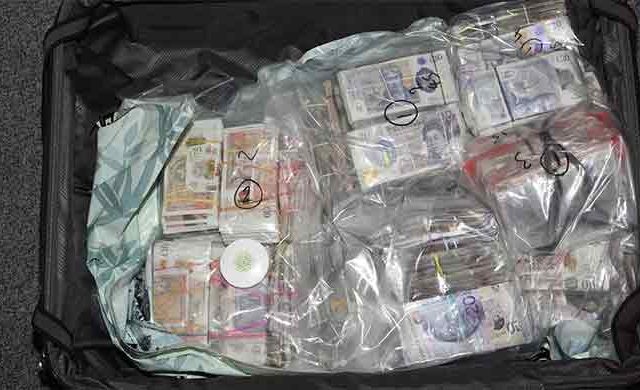 बॅगच्या अस्तरमध्ये लपवले होते ८७ लाख; दुबईहून आलेल्या प्रवाशाला अटक!