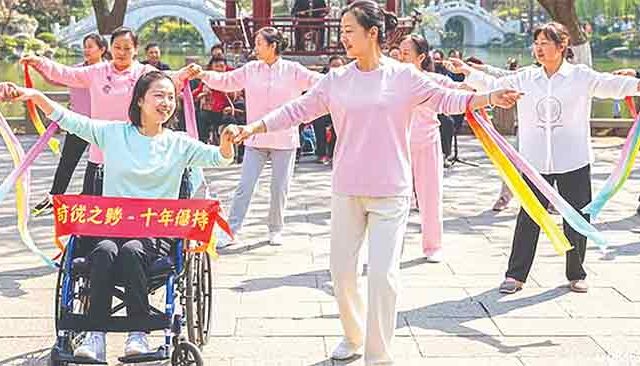 कोमातील मुलीला शुद्धीवर आणण्यासाठी आईची ‘डान्स थेरपी’