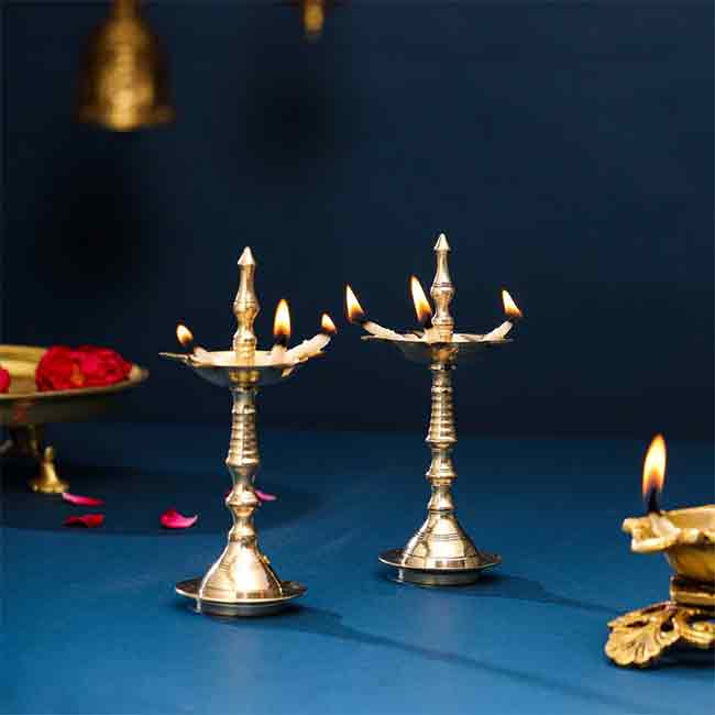 दिव्यातील जळालेली वात फेकणे शुभ की अशुभ? जाणून घ्या सविस्तर….