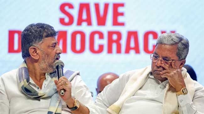 कर्नाटक काँग्रेसमध्ये पडले दोन गट, ताकद वाढवण्यासाठी दोन्ही गटांकडून आमदारांना ५० कोटी रुपयांसह फ्लॅट आणि फॉर्च्युनरची ऑफर ?