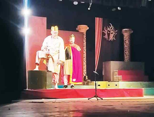 पारदर्शक दुधारी तलवारीचा वापर