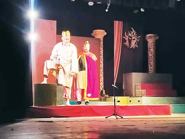 पारदर्शक दुधारी तलवारीचा वापर