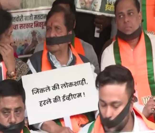 मुंबईत राजकीय रणकंदन पेटले! विरोधकांच्या ‘सत्याचा मोर्चा’ला भाजपचे ‘मूक आंदोलन’ करत जशास तसे प्रत्युत्तर