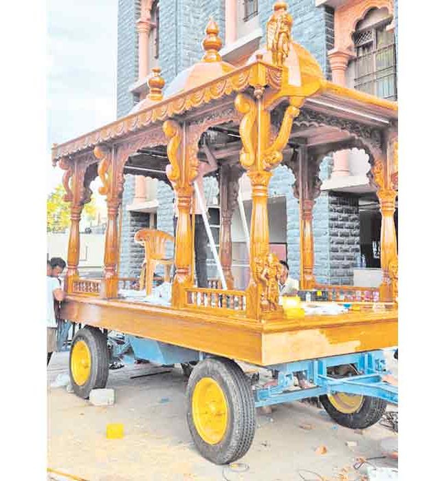 पंढरपुरातील पांडुरंगाच्या नवीन लाकडी रथाचे प्रस्थान