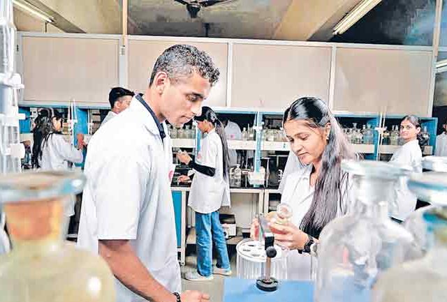 राज्यातील फार्मसी अभ्यासक्रमांच्या यंदाही २५ ते ३० टक्के जागा रिक्त