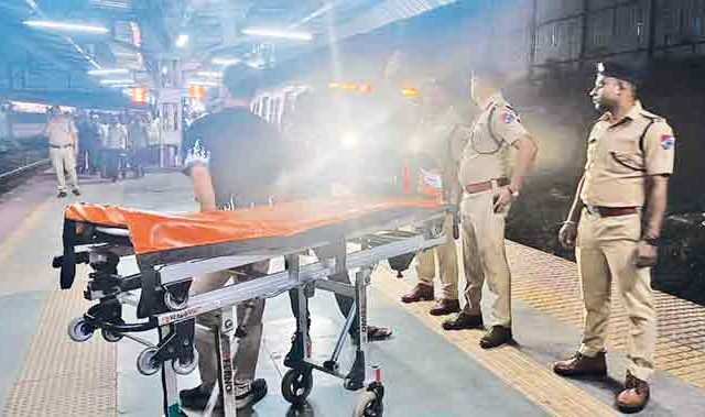 रेल्वे कर्मचाऱ्यांच्या आंदोलनात तीन महिला प्रवाशांचा मृत्यू