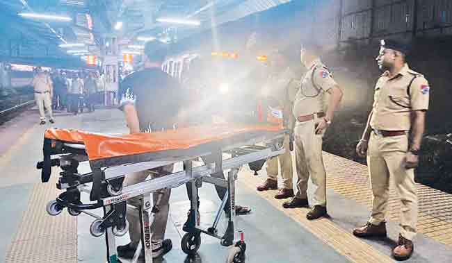 रेल्वे कर्मचाऱ्यांच्या आंदोलनात तीन महिला प्रवाशांचा मृत्यू