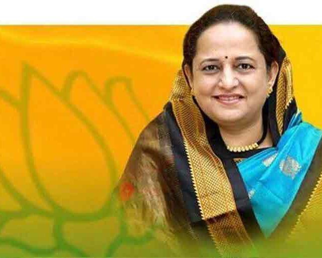 जामनेर नगराध्यक्षपदासाठी मंत्री गिरीश महाजन यांच्या पत्नी साधना महाजन निवडणुकीच्या रिंगणात!