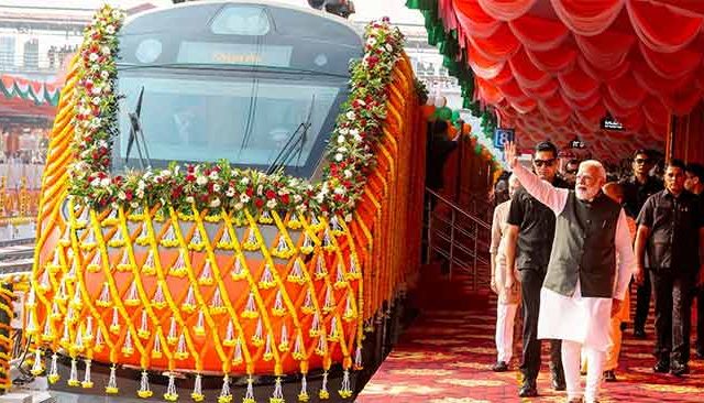 भारतीयांच्या सेवेच एकाच वेळी चार नवीन वंदे भारत ट्रेन, पंतप्रधान मोदींनी दाखवला हिरवा झेंडा
