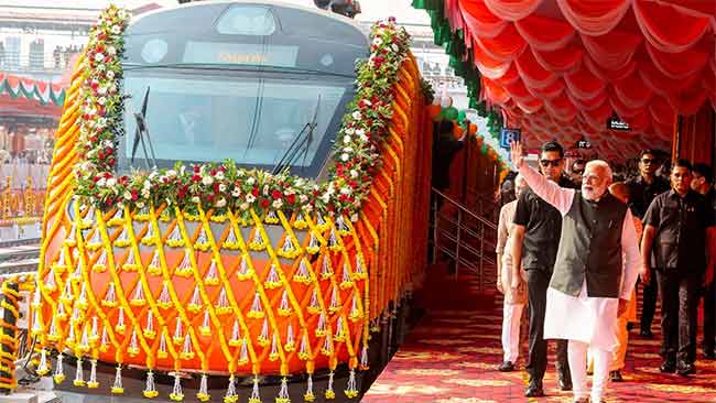 भारतीयांच्या सेवेच एकाच वेळी चार नवीन वंदे भारत ट्रेन, पंतप्रधान मोदींनी दाखवला हिरवा झेंडा