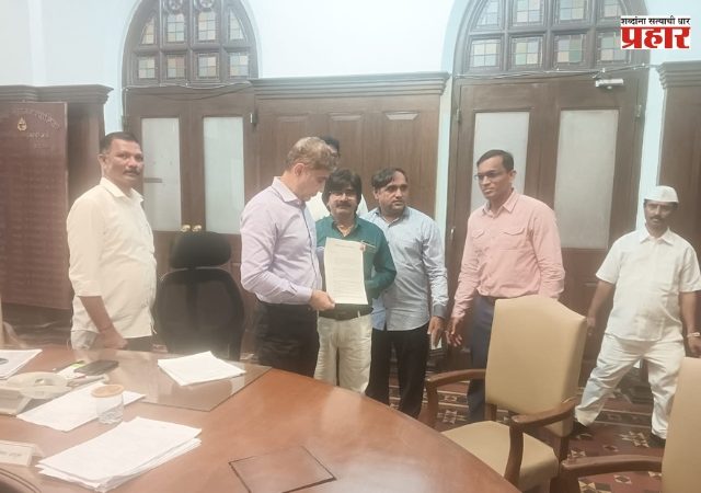 महापालिकेच्या मालमत्ता विभागांमध्ये वर्षांनुवर्षे अधिकारी एकाच जागेवर, विकासकांची साठेलोटे असल्याचा बीआयटी चाळीतील भाडेकरुंचा आरोप