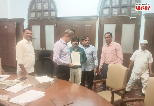 महापालिकेच्या मालमत्ता विभागांमध्ये वर्षांनुवर्षे अधिकारी एकाच जागेवर, विकासकांची साठेलोटे असल्याचा बीआयटी चाळीतील भाडेकरुंचा आरोप