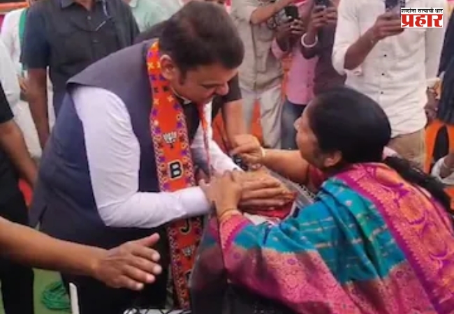 ‘देवेंद्र’ अशी हाक ऐकताच सर्वांचे कान टवकारले! मुख्यमंत्र्यांना मेळघाटातील प्रचारसभेत भेटलेली ‘ती’ महिला कोण?