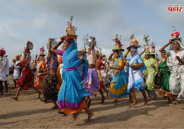 आळंदीला निघालेल्या वारकऱ्यांवर काळाचा घाला, कंटेनर दिडींत घुसल्याने महिला किर्तनकाराचा मृत्यू!