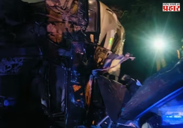 पुणे-मुंबई द्रुतगती महामार्गावर भीषण अपघात! ट्रक चालकाचा ताबा सुटला अन् बॅरियर ओलांडत थेट चारचाकीवर उलटला