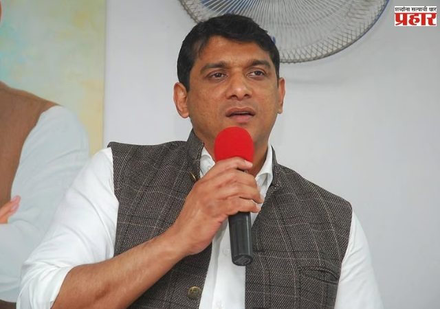 मुंबईतल्या काँग्रेस आमदाराचे दोन मतदारयाद्यांमध्ये नाव, चोर कोण, दोष कुणाचा?