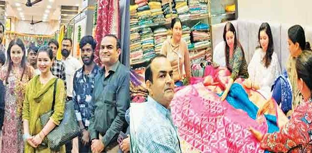 तेंडुलकरच्या घरी लगीनघाई? सारा-अंजलीची शॉपिंगला सुरुवात...