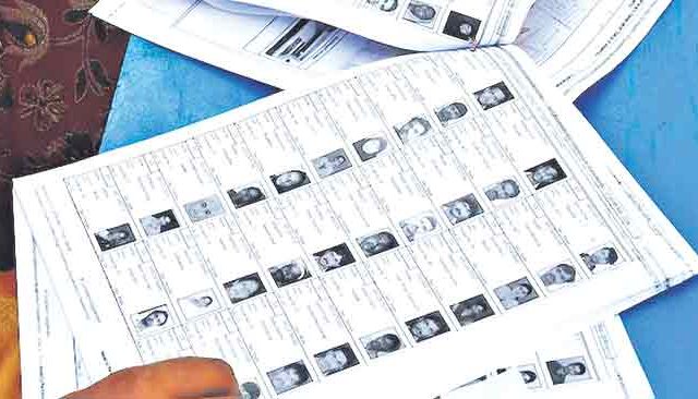 दुबार नावाच्या मतदारांकडून निवडणूक अधिकाऱ्यांच्या कामांत अडथळा