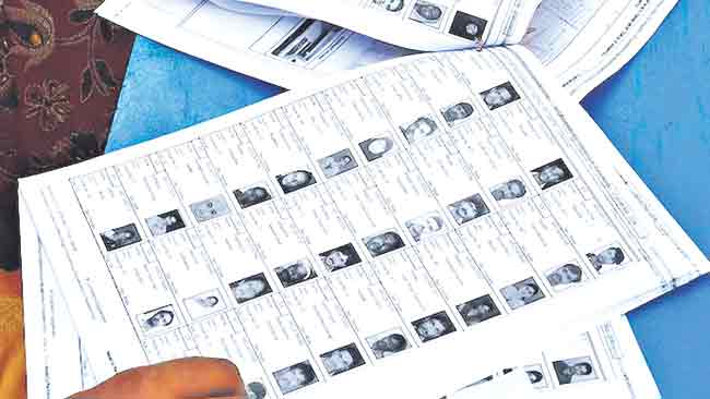 दुबार नावाच्या मतदारांकडून निवडणूक अधिकाऱ्यांच्या कामांत अडथळा