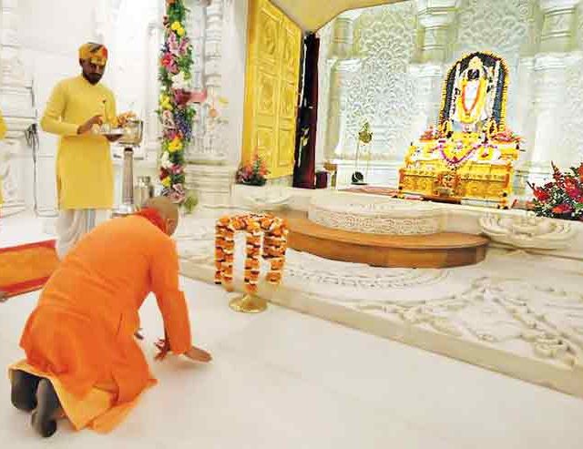 मुख्यमंत्री योगी आदित्यनाथ अयोध्येत पोहोचले