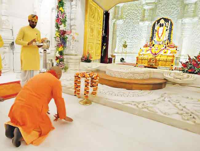 मुख्यमंत्री योगी आदित्यनाथ अयोध्येत पोहोचले