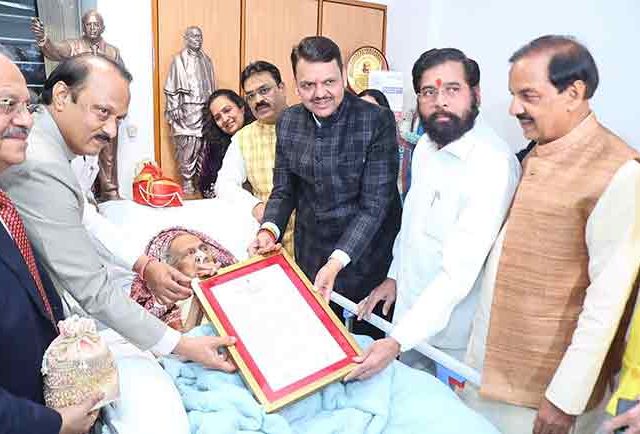 ज्येष्ठ शिल्पकार राम सुतार यांना ‘महाराष्ट्र भूषण २०२४’ पुरस्कार प्रदान