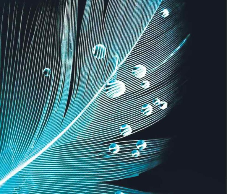 मृगजळाच्या लाटांत दीपस्तंभाची स्थिरता