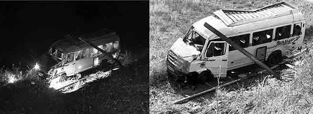 संरक्षक कठड्यांना धडकून भोगावनजीक मिनी बस दरीत