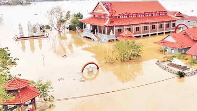 व्हिएतनाममध्ये मुसळधार पावसाचा हाहाकार