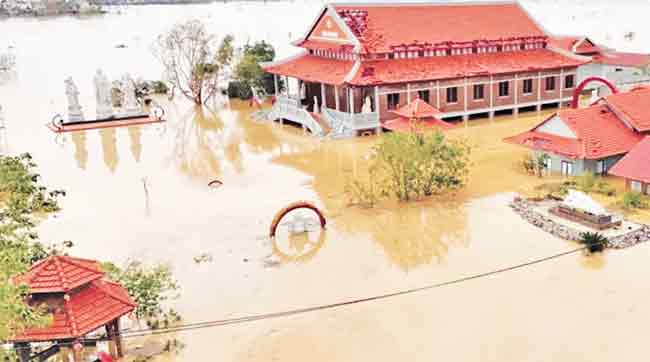 व्हिएतनाममध्ये मुसळधार पावसाचा हाहाकार