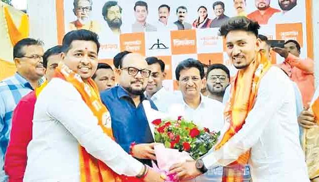 उबाठा युवा सेनेतील ३०० कार्यकर्ते शिंदे गटात