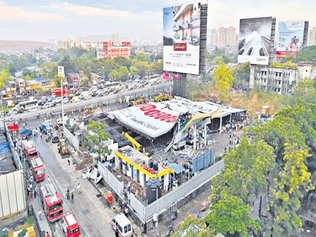 मुंबईत मोठ्या आकाराच्या जाहिरात फलकाला बंदी