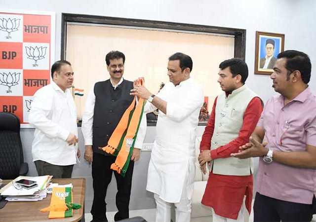 काँग्रेसचे माजी नगरसेवक धर्मेश व्यासही भाजपात