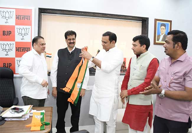 काँग्रेसचे माजी नगरसेवक धर्मेश व्यासही भाजपात