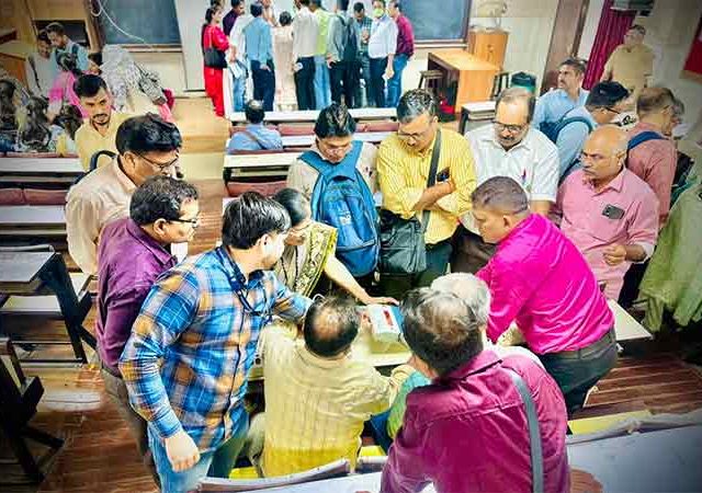 मतदान केंद्राध्यक्ष, मतदान अधिकाऱ्यांनी घेतली मतदान नियमावलीची माहिती अन् अनुभवले ईव्हीएम यंत्राचे प्रात्यक्षिक