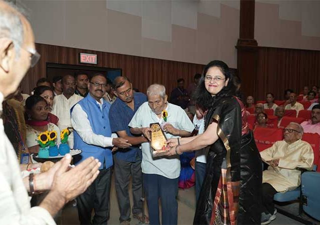 ज्येष्ठांचा सन्मान करून साजरा केला ‘आंतरराष्ट्रीय ज्येष्ठ नागरिक दिन'