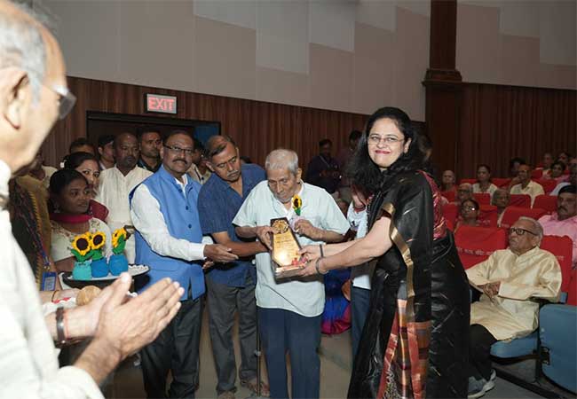 ज्येष्ठांचा सन्मान करून साजरा केला ‘आंतरराष्ट्रीय ज्येष्ठ नागरिक दिन’