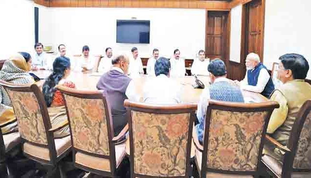 पंतप्रधान नरेंद्र मोदींनी घेतला राज्यातील खासदारांचा वर्ग!