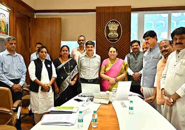 'पुण्यातील मालधक्का चौकातील जागेबाबत प्रस्ताव सादर करावा'