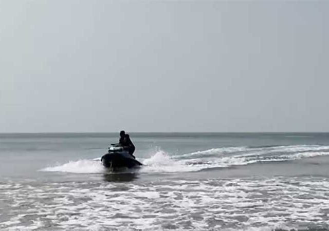 नाताळच्या सुट्टीत पर्यटनासाठी गुहागरला गेलेले तिघांचे कुटुंब समुद्रात बुडाले