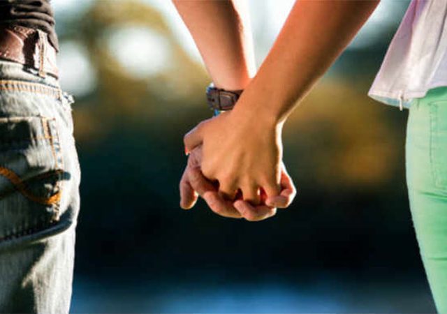 सार्वजनिक ठिकाणी रोमान्स ठरू शकतो कायदेशीर गुन्हा