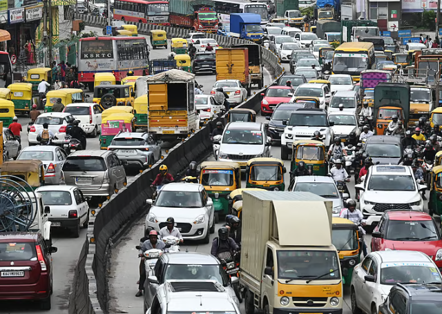 मुंबई-अहमदाबाद महामार्गावर अवजड वाहनांना तीन दिवस बंदी