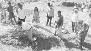 एसी ऑफिस सोडून मातीच्या गोण्या उचलल्या!