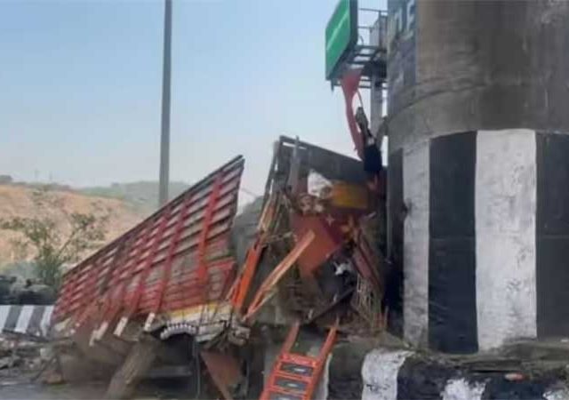 ब्रेक फेल झाल्यामुळे एक्सप्रेस वेवर अपघात, ट्रकचा झाला चेंदामेदा