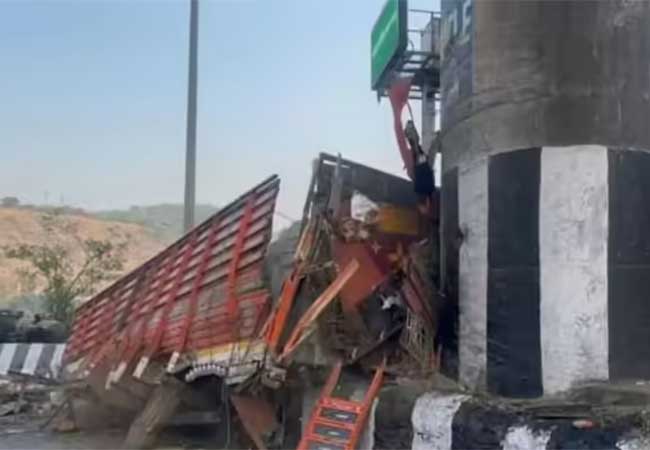 ब्रेक फेल झाल्यामुळे एक्सप्रेस वेवर अपघात, ट्रकचा झाला चेंदामेदा