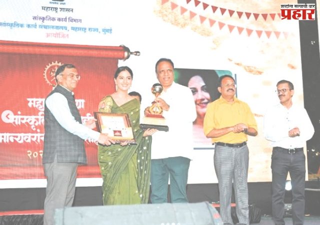 तेजश्री प्रधानला राज्य सांस्कृतिक युवा पुरस्कार