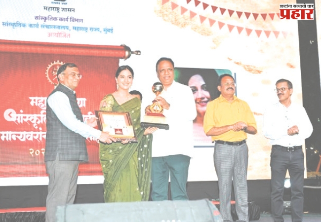 तेजश्री प्रधानला राज्य सांस्कृतिक युवा पुरस्कार