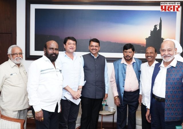 रामदास आठवले यांचे बंड २४ तासांत झाले थंड - मुख्यमंत्र्यांची घेतली भेट; भाजप-शिवसेना कोट्यातून १२ जागा मिळणार असल्याचा दावा