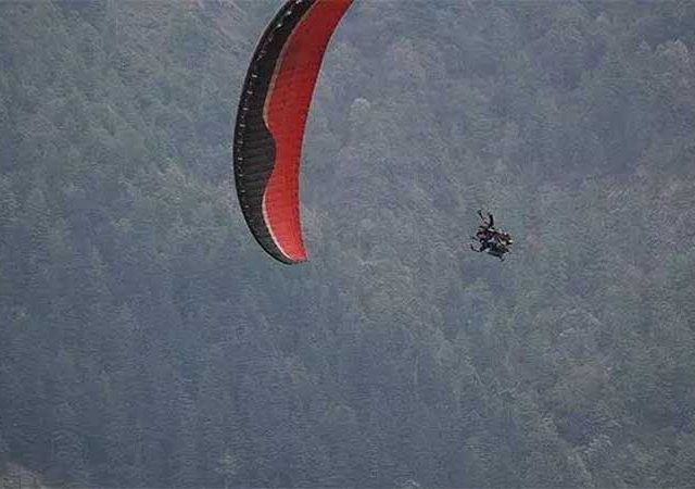 पॅराग्लायडिंग करताना अपघात, पर्यटकासह दोघे आकाशातून कोसळले, एकाचा मृत्यू
